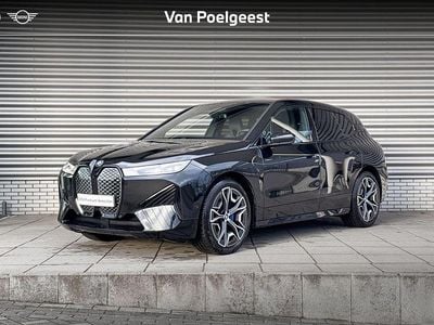 Saphirschwarz metallic (zwart metallic) Gebruikt 2022 BMW iX Comfort Edition SUV | € 44.900 (Eerlijke prijs)