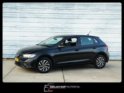 Zwart (metallic) Occasion 2023 VW Polo Life Hatchback | € 15.750 (Goede deal)