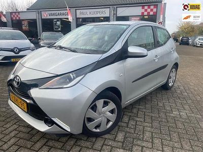 Grijs (metallic) Gebruikt 2015 Toyota Aygo X-play Hatchback | € 6.900 (Eerlijke prijs)