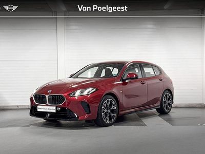 Fire rot metallic (rood metallic) Gebruikt 2025 BMW 120 M Sport Hatchback | € 33.900 (Eerlijke prijs)