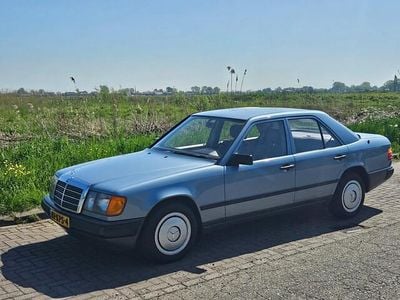 Blauw Gebruikt 1985 Mercedes E230 Sedan | € 39.000