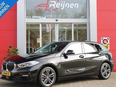 tweedehands BMW 118 1-SERIE i 140PK AUTOMAAT EXECUTIVE | NAVIGATIE | LED KOPLAMPEN | KEYLESS ENTRY | CLIMA CONTROL | LICHTMETALEN VELGEN 17" | PARKEERSENSOREN VOOR EN ACHTER | COMFORT STOELEN | APPLE CARPLAY/ANDROID AUTO | DIGITALE COCKPIT |