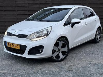 Wit Gebruikt 2013 Kia Rio Plus Hatchback | € 7.450 (Eerlijke prijs)