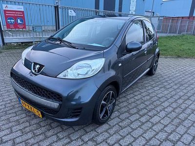 Grijs (metallic) Gebruikt 2010 Peugeot 107 Hatchback | € 2.699 (Eerlijke prijs)