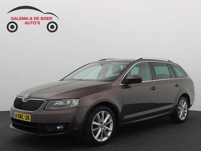 Bruin, metallic lak Gebruikt 2014 Skoda Octavia Elegance Stationwagen | € 10.888 (Eerlijke prijs)