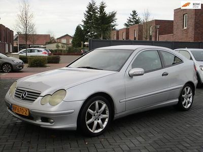 Grijs (metallic) Gebruikt 2002 Mercedes C220 Coupé | € 1.250