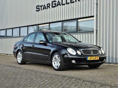Zwart (metallic) Occasion 2004 Mercedes E500 Elegance Sedan | € 18.950 (Duur)