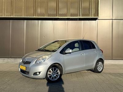 Occasion Toyota Yaris Executive 101 PK (74 kW) 2009 Grijs Hatchback