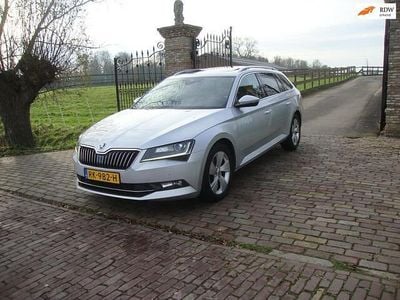 Grijs (metallic) Gebruikt 2018 Skoda Superb Business Line Stationwagen | € 9.750 (Super prijs)