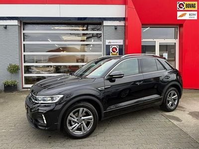 Zwart (metallic) Gebruikt 2025 VW T-Roc R-line SUV | € 35.750 (Eerlijke prijs)