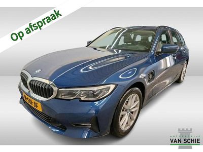 Blauw (parellak) Gebruikt 2021 BMW 330e Stationwagen | € 26.200 (Super prijs)