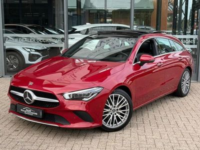 Rood (metallic) Gebruikt 2022 Mercedes CLA200 Stationwagen | € 24.450 (Iets duurder)