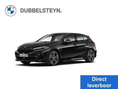 tweedehands BMW 118 1-SERIE i Model M Sport | Premium Pack | M hoogglans Shadow Line met uitgebreide omvang | M achterspoiler | 18 inch LM Dubbelspaak M (Styling 819 M)in Bicolor Orbit Grau Metallic | Steptronic transmissie met dubbele koppeling | Stuurwielrand ver