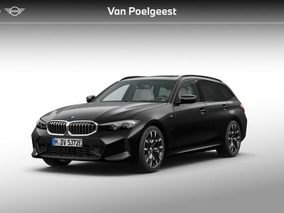 Saphirschwarz metallic (zwart metallic) Nieuw 2026 BMW 330e M Sport Stationwagen | € 67.070 (Super prijs)