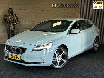 Blauw Gebruikt 2017 Volvo V40 Inscription Hatchback | € 14.999 (Eerlijke prijs)