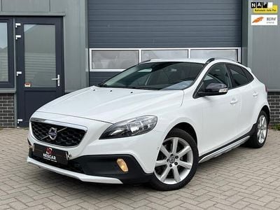 Wit Gebruikt 2016 Volvo V40 Momentum Hatchback | € 12.999 (Eerlijke prijs)