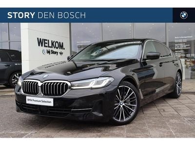 Zwart Occasion 2023 BMW 545e Executive Sedan | € 49.950 (Eerlijke prijs)