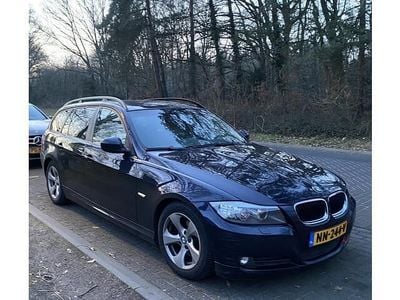 Blauw (metallic) Occasion 2010 BMW 320 Executive Stationwagen | € 3.850 (Goede deal)