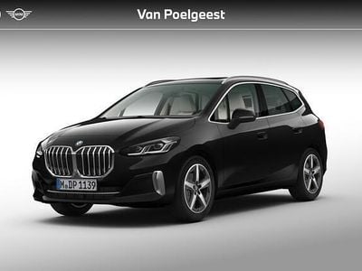 Nieuw BMW 220 Luxury Line 156 PK (114 kW) 2025 Saphirschwarz metallic (zwart metallic) Stationwagen