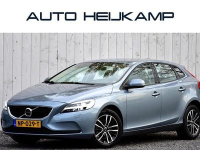 Blauw Gebruikt 2017 Volvo V40 Momentum Hatchback | € 13.950 (Eerlijke prijs)