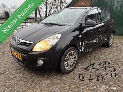 Zwart (metallic) Occasion 2010 Hyundai i20 Hatchback | € 1.399 (Super prijs)
