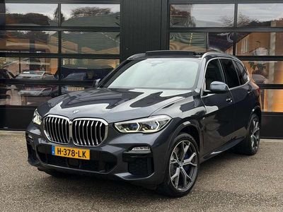 Grijs (metallic) Gebruikt 2020 BMW X5 M Sport SUV | € 43.999 (Eerlijke prijs)