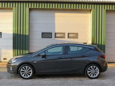 Grijs, metallic lak Gebruikt 2016 Opel Astra Edition Hatchback | € 7.250 (Iets duurder)