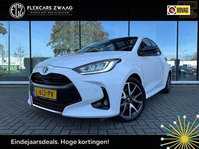 Wit (metallic) Gebruikt 2021 Toyota Yaris Hybrid Executive Hatchback | € 21.490 (Eerlijke prijs)