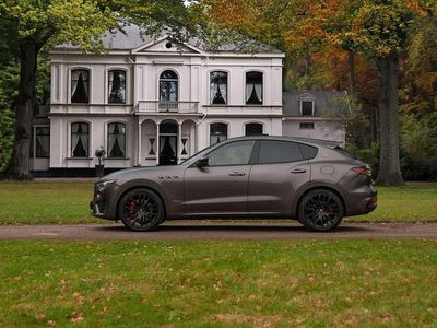 Grijs (metallic) Gebruikt 2021 Maserati Levante SUV | € 109.500