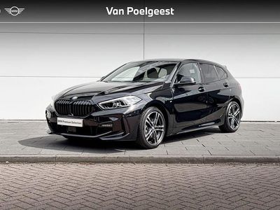 Zwart Occasion 2024 BMW 118 Shadowline Hatchback | € 32.900 (Eerlijke prijs)