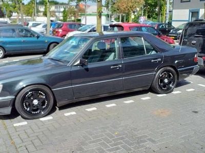 Zwart Gebruikt 1992 Mercedes E260 Sedan | € 2.500
