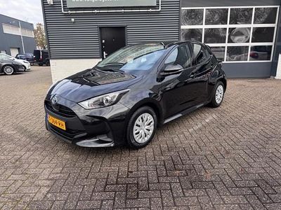 Zwart Gebruikt 2023 Toyota Yaris Hybrid Active Hatchback | € 19.950 (Goede deal)