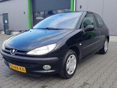 tweedehands Peugeot 206 1.4 Gentry in zeer goede staat en lage km stand en ingeruild van 1e eigenaar. Alle onderhoud gedaan in onze werkplaats