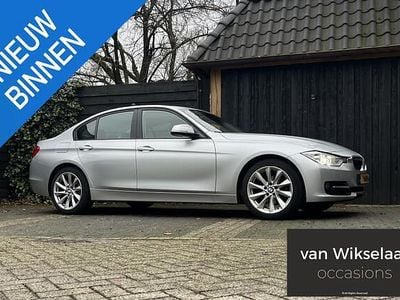 Grijs Gebruikt 2013 BMW 320 Sport Line Sedan | € 13.495 (Eerlijke prijs)