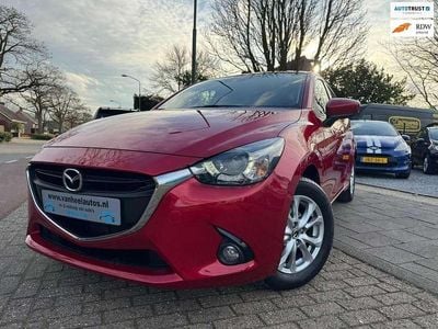 Rood (metallic) Gebruikt 2015 Mazda 2 Hatchback | € 10.995 (Eerlijke prijs)