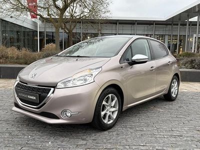 Grijs (parellak) Gebruikt 2015 Peugeot 208 Allure Hatchback | € 4.850 (Super prijs)