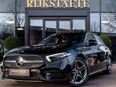 Zwart (metallic) Gebruikt 2022 Mercedes A250 AMG Hatchback | € 30.900 (Eerlijke prijs)