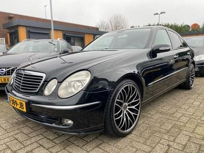 Zwart (metallic) Gebruikt 2005 Mercedes E240 Elegance Sedan | € 4.950 (Goede deal)