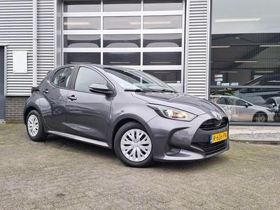 Grijs Gebruikt 2022 Toyota Yaris Hybrid Active Hatchback | € 18.945 (Eerlijke prijs)