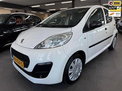 Wit (metallic) Gebruikt 2012 Peugeot 107 Hatchback | € 3.995 (Eerlijke prijs)