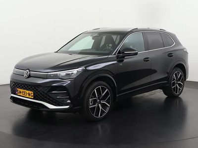 Black pearl (2t2t) Occasion 2024 VW Tiguan R-line SUV | € 43.895 (Goede deal)
