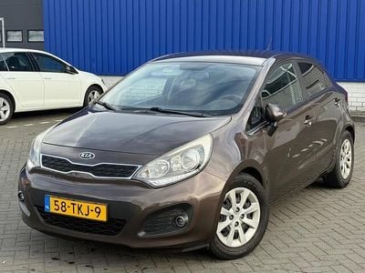 Bruin (metallic) Occasion 2012 Kia Rio Plus Hatchback | € 5.995 (Eerlijke prijs)