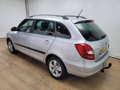 tweedehands Skoda Fabia Combi 1.2 TSI Fresh Trekhaak Cruisecontrol Radio met aux Airco Zeer goed onderhouden auto Sportvelgen