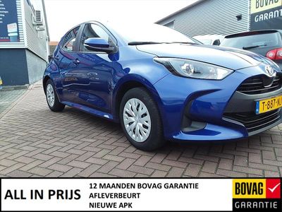 Blauw (metallic) Gebruikt 2023 Toyota Yaris Hybrid Active Hatchback | € 19.250 (Goede deal)