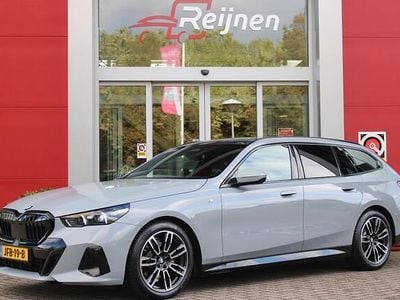 Grijs (metallic) Occasion 2025 BMW 520 M Sport Stationwagen | € 60.995 (Super prijs)