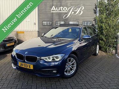 Blauw (metallic) Gebruikt 2016 BMW 318 Executive Stationwagen | € 9.950 (Goede deal)