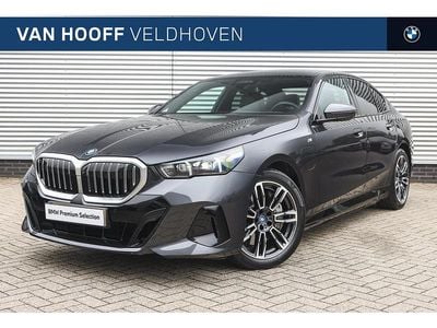 Grijs Occasion 2024 BMW 550e M Sport Sedan | € 74.950 (Eerlijke prijs)