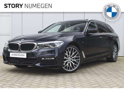 tweedehands BMW 540 5-SERIE TouringxDrive High Executive M Sport Automaat / Panoramadak / Trekhaak / Adaptieve LED / Parking Assistant Plus / Gesture Control / Harman Kardon / Comfortstoelen