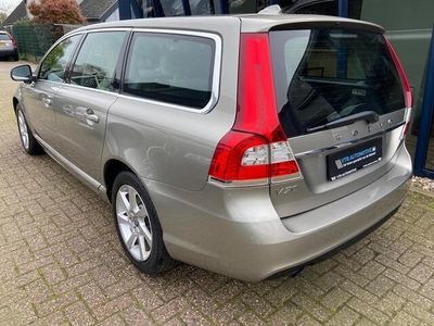 tweedehands Volvo V70 2.0 T5 245PK Momentum Automaat LEER / NAVI / XENON