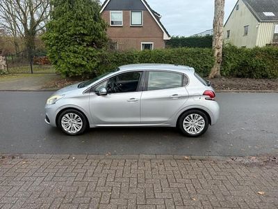 Grijs (metallic) Gebruikt 2017 Peugeot 208 Allure Hatchback | € 11.950 (Iets duurder)